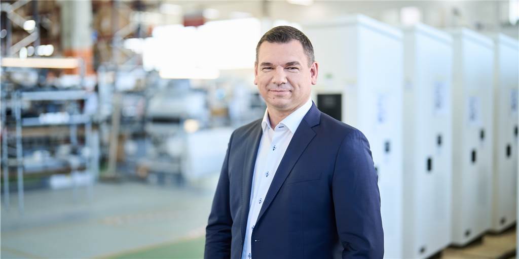 Entlassungen und Aktien-Tief - Compleo-Chef: „Müssen uns klarer fokussieren“ Jörg Lohr ist neu im Vorstand des Dortmunder Ladesäulenherstellers Compleo. Vor dem Hintergrund eines stark gefallenen Aktienkurses und der Aufgabe zweier Standorte in Ostwestfalen übt der Manager auch Selbstkritik.