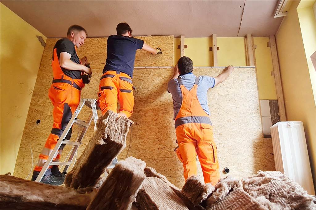 Flüchtlingsunterkünfte: Bauhof-Mitarbeiter haben besonderen Ansporn Jörg Oelpmann (r.), Felix Gellenbeck (M.) und Heinrich Schmalacker vom Bauhof der Gemeinde sind ein eingespieltes Team.