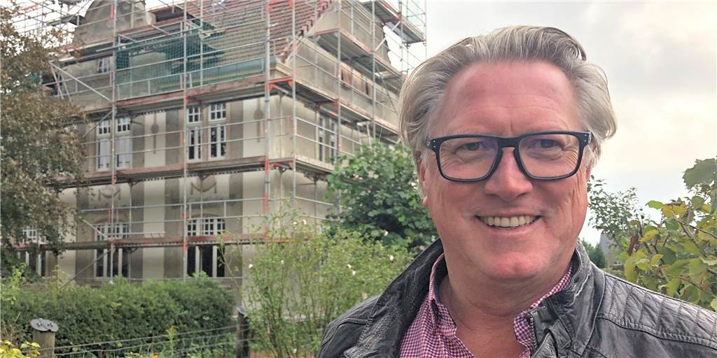 Video-Besichtigung: Jörg Pachura zeigt Villa von ehemaligem BVB-Profi Jörg Pachura vor der Villa, die derzeit komplett eingerüstet ist.