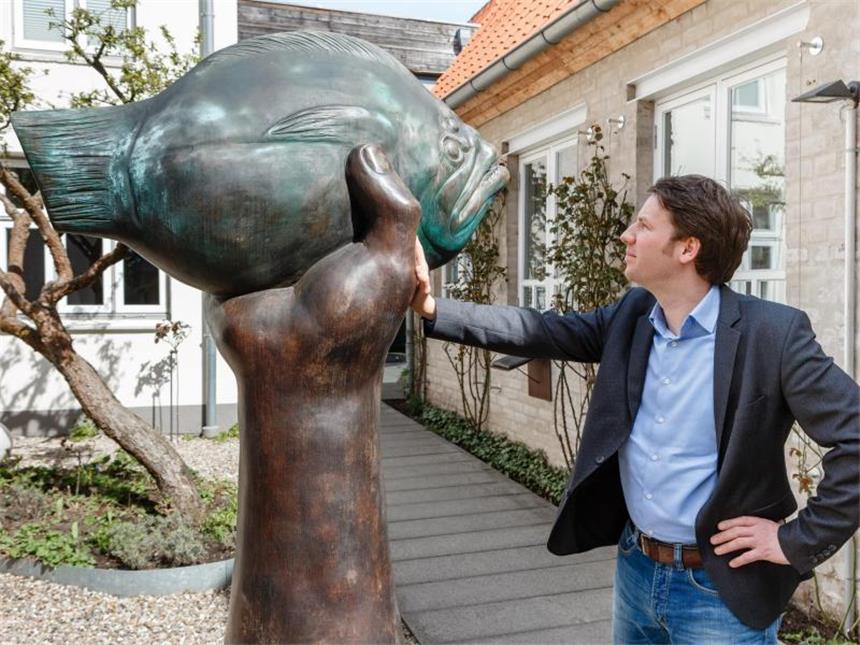 Leiter des Grass-Hauses: «Wir wollen aufklären» Jörg-Philipp Thomsa neben der Plastik «Butt im Griff» von Günter Grass. Foto: Markus Scholz