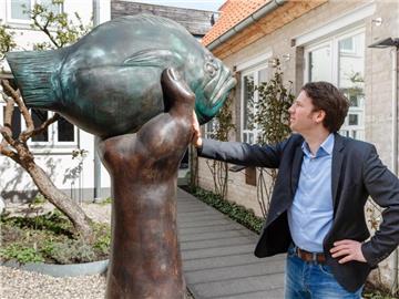 Jörg-Philipp Thomsa neben der Plastik «Butt im Griff» von Günter Grass. Foto: Markus Scholz