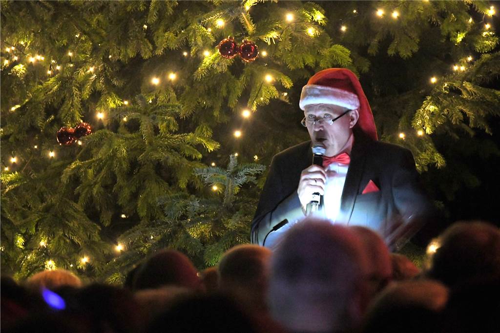 Schwerter Operettenbühne präsentierte bunte Weihnachtsshow mit Humor und Besinnlichkeit Jörg Przystow moderierte den Abend im passenden Outfit.