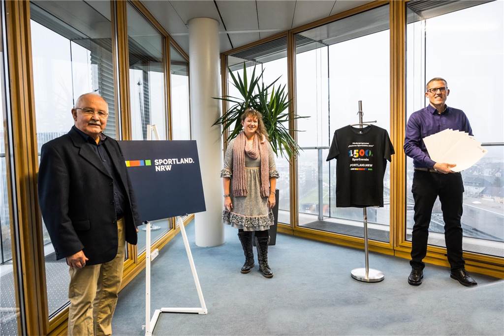 Trotz Corona: Dortmunder Verein hat plötzlich 1 Million Euro mehr auf dem Konto Jörg Rüppel, Vorsitzender des StadtSportBundes Dortmund, Andrea Milz, Staatssekretärin für Sport und Ehrenamt und Dr. Alexander Kiel, Vorstandsvorsitzender des TSC Eintracht Dortmund, (v.l.) bei der Übergabe der Fördersumme.