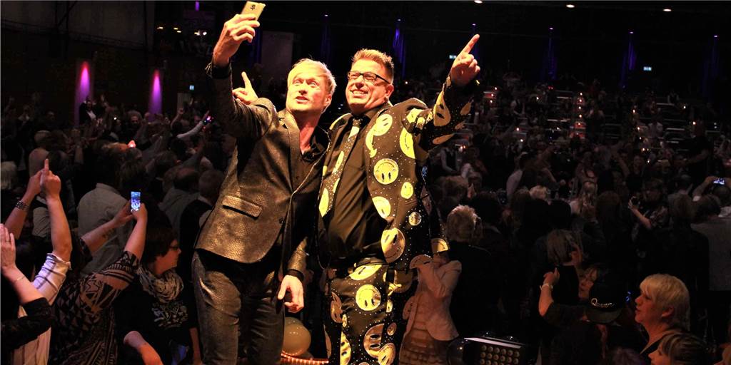 Castrop-Rauxeler Entertainer zu „Layla“: „Das ist doch der blanke Hohn!“ Jörg Schlösser (r., hier mit Nico Schwanz) auf der Bühne der Europahalle. Der Entertainer ist Macher der Aids-Gala und verschiedener anderer Partys, in denen Schlager und seichte Unterhaltung eine große Rolle spielen.