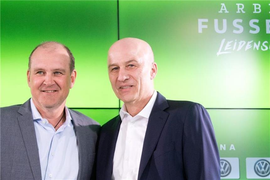 Schmadtke stürzt sich beim VfL Wolfsburg in die Arbeit Jörg Schmadtke (l) wurde von VfL-Aufsichtsrat Frank Witter als Sport-Geschäftsführer vorgestellt. Foto: Julian Stratenschulte