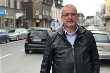 Jörg Sibbe an der vielbefahrenen Bochumer Straße. Diese ist er in seinem Leben schon tausende Male entlang gelaufen. Für seine Familie ist sie auch wie eine Trennlinie des guten und des schlechten Teils Obercastrops.