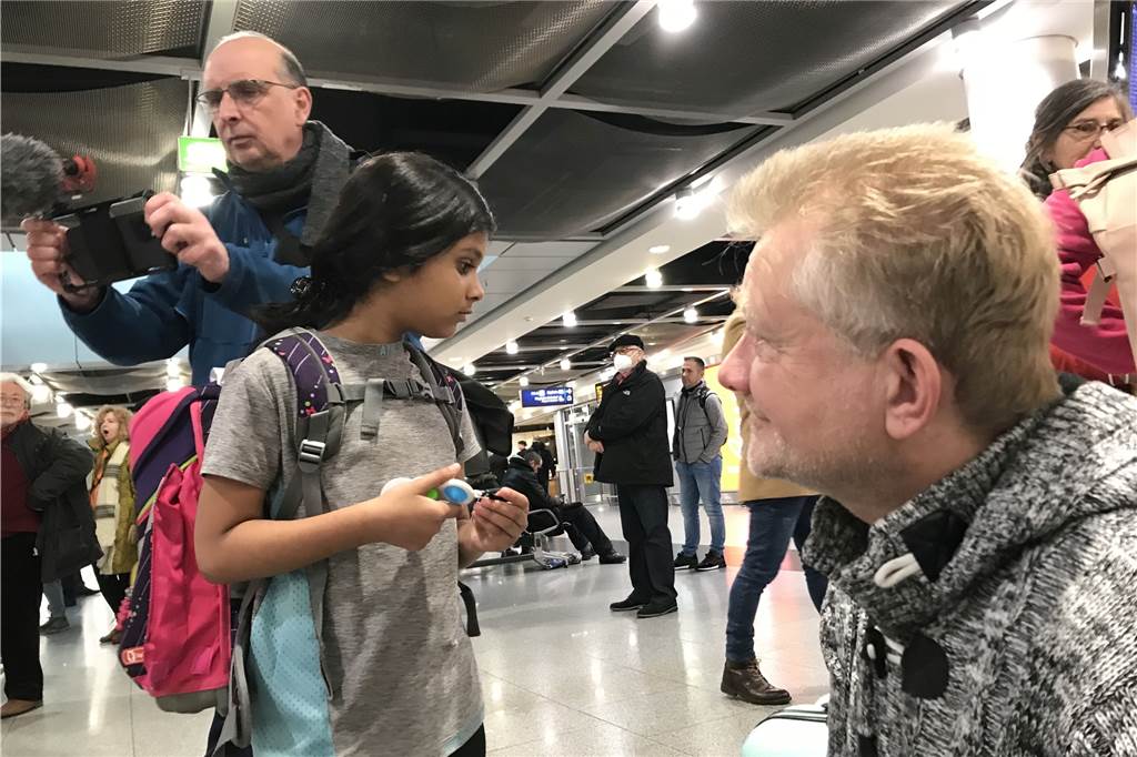 Tränen im Flughafen-Terminal: Große Freude bei Rückkehr aus Bangladesch Jörg Tappeser und Arnina am Flughafen in Düsseldorf