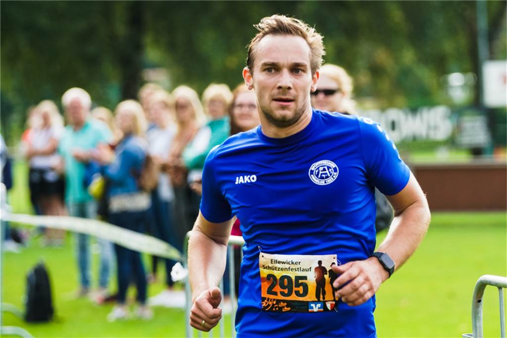 Viele Fotos: Läufer genießen Wettkampfflair beim Ellewicker Schützenfestlauf Jörg Temminghoff (SF Ammeloe) gewann den Fünf-Kilometer-Lauf.