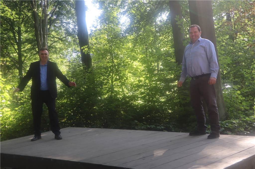 Jörg Tigges und Magnus Benkhofer (v.l.) demonstrieren auf der Wippe, der letzten Station des Lehrpfades, die Sensibilität des ökologischen Gleichgewichts.