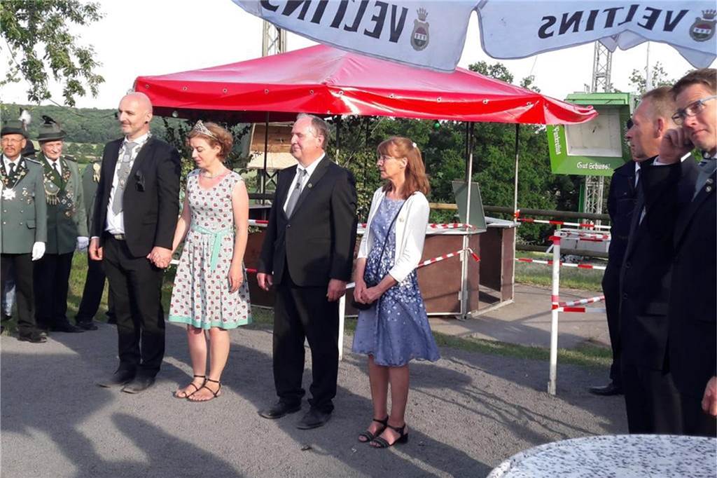 Runkelschützenfest: Neues Königspaar nach drei Jahren Corona-Pause Jörg und Sylvia Volle haben ihr Amt am Sonntag an das neue Königpaar der Runkelschützen übergeben.