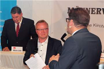 Jörg Weber spricht mit einem Landrats-Kandidaten.