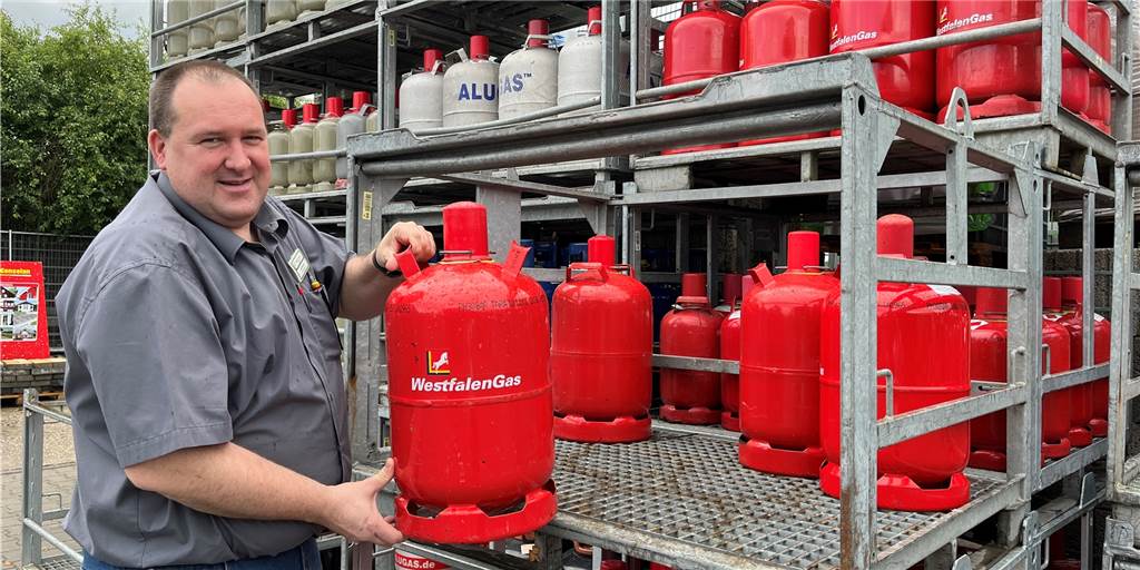 Gasflaschen-Hamstern treibt Preise hoch - ein Blick in Halterns Baumärkte örg Wiemer, stellvertretender Leiter des Baumarktes Hagebau Frieling in Haltern, vor dem Lager mit den Gasflaschen. Die Nachfrage ist groß, mittlerweile sogar das ganze Jahr über.