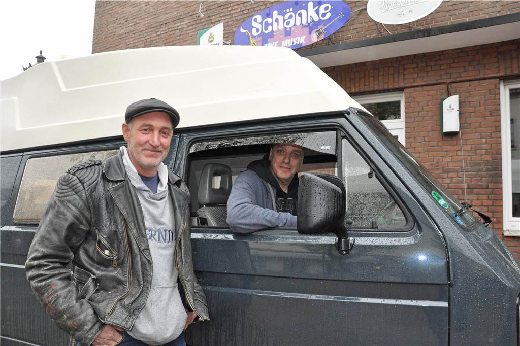 Trotz Rückschlägen: „Unserer Stammkunden halten die Schänke oben“ Jörn Peters (l.) arbeitete gemeinsam mit weiteren Freunden wochenlang an der Bulli-Überraschung für Kneipenwirt Günter Hildebrandt (r.).