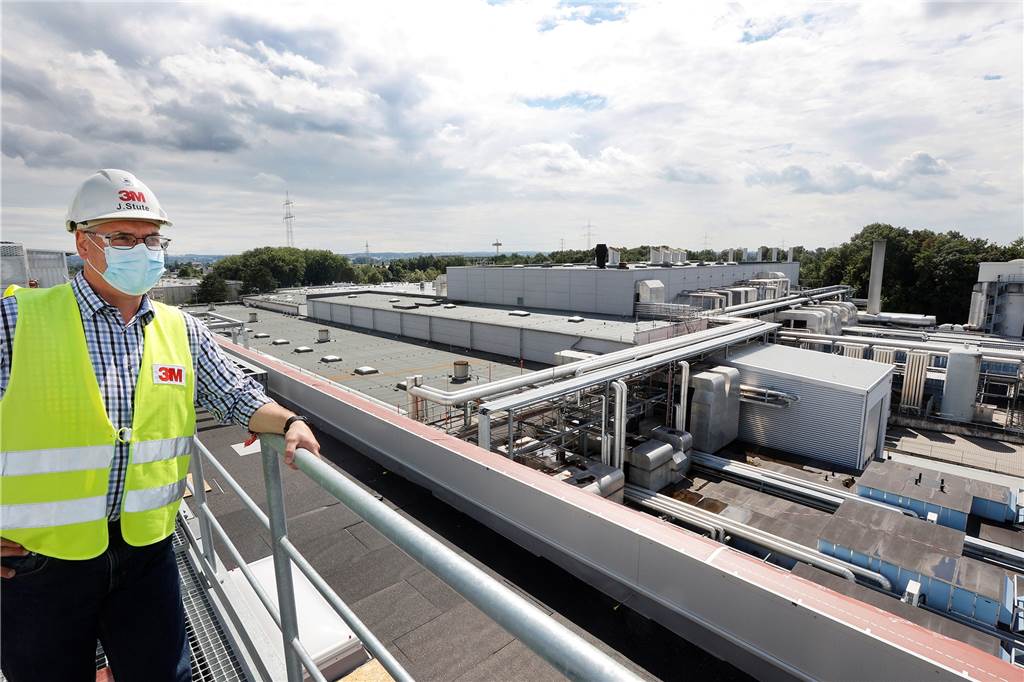 Produkte für die ganze Welt: 3M Kamen baut Handel mit Japan und China aus Jörn Stute blickt von der neuen Halle aus über das 3M-Werksgelände, das in den vergangenen Jahren deutlich ausgebaut wurde.