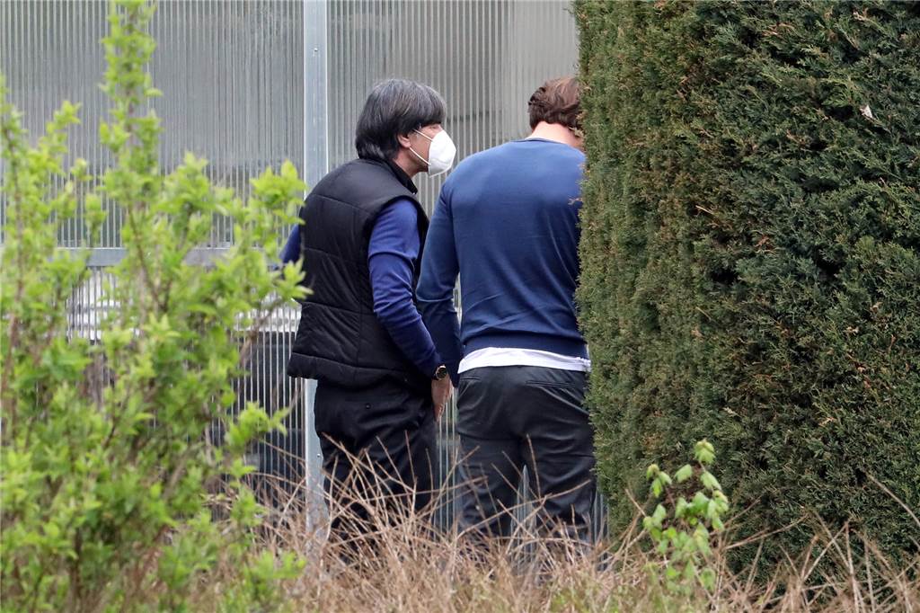 Streng geheim! Bundestrainer Joachim Löw sorgte am Freitag in Holzwickede für Stadion-Sperrung Jogi Löw und Roman Weidenfeller unterhalten sich am Rande des Werbedrehs - ganz Corona-konform mit Maske.