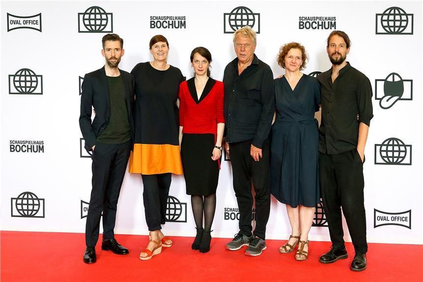 Große Namen für das Bochumer Ensemble Johan Simons (3.v.r.) und sein Leitungsteam vor dem neuen Schauspielhaus-Logo