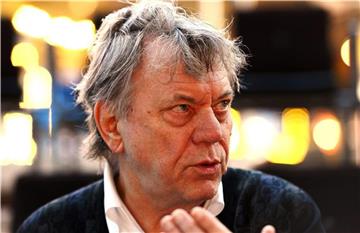 Johan Simons möchte die Kunstfreunde an die Hand nehmen. Er setzt auf Gespräche. 