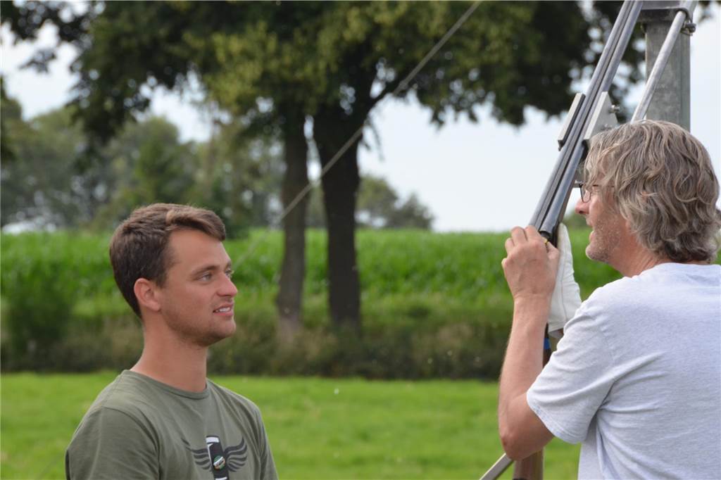 Johann Balster (22) ist neuer König in Lippramsdorf-Freiheit Johann Balster im Gespräch mit Jörg Stock an der Vogelstange