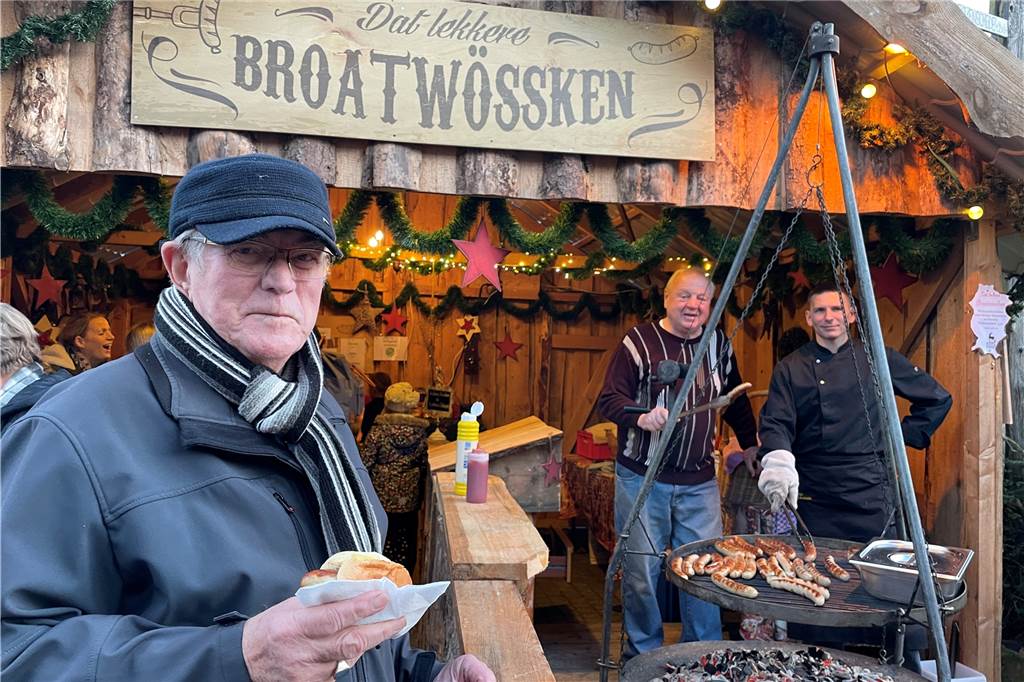 Johann Mulder aus Gronau kommt auf jeden Fall mehr als einmal an diesem Wochenende. In Gronau sei es nicht so gemütlich sagt er. Und auch das Angebot hier im Dorf gefällt ihm. Zum Shoppen kommt er morgen wieder, heute wird geschlemmt.