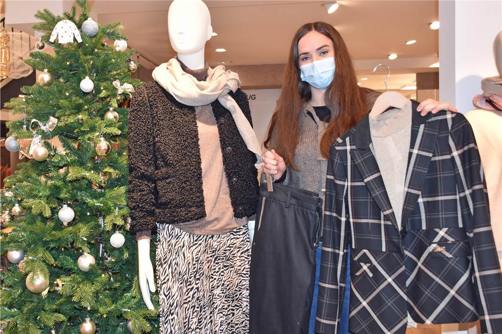 „Casual Christmas“: In Haltern wird es bequem unter dem Weihnachtsbaum Johanna Beckmann präsentiert ein "Casual Christmas"-Look beim Modehaus Van Buer.