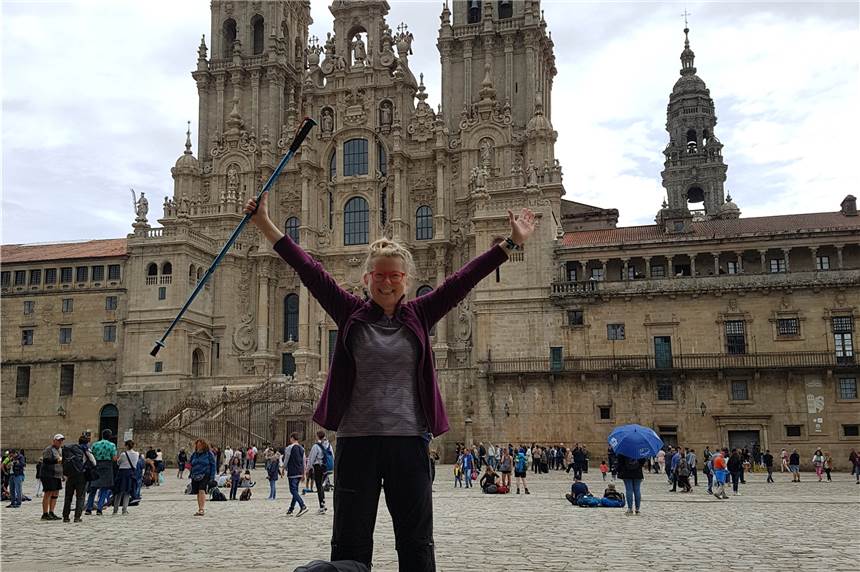 Was am Mittwoch in Schwerte wichtig wird: Welche Schule wird wie groß? Johanna Bender bei ihrer Ankunft an der Kathedrale in Santiago des Compostela.