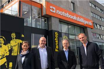 Johanna Friedek (DIC Asset AG), Andreas Lang (notebooksbilliger.de), Joachim von Bredow (Geschäftsführer DIC Asset AG) und Matthias Zerber (Managing Direktor BVB-Merchandise GmbH) vor dem neuen Fanshop