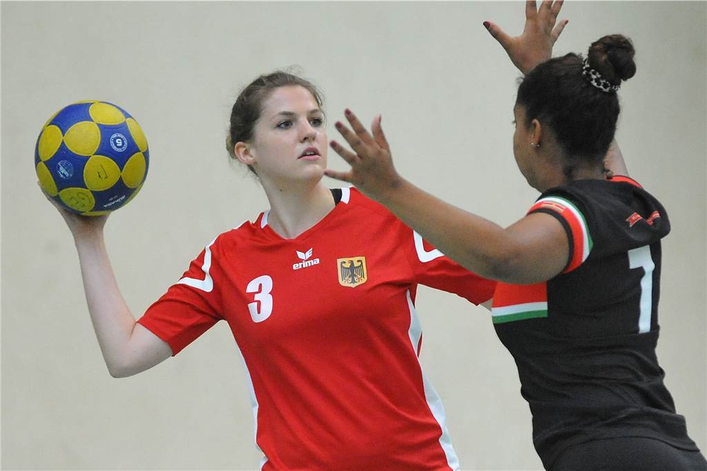 Exoten versalzen Deutschland die Suppe bei der Generalprobe Johanna Gnutt (am Ball) vom Schweriner KC.