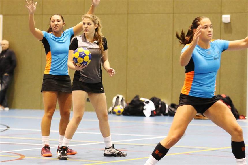 Sieg gegen Ungarn – Auftakt nach Maß für Deutschland Johanna Gnutt (dunkles Trikot) vom Schweriner KC ist für das DTB-Team bei der Korfball-Weltmeisterschaft in Belgien am Ball.