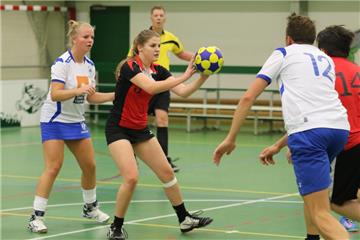 Johanna Gnutt vom Schweriner KC (am Ball) läuft in Rotterdam für eine niederländische U19-Auswahl auf. 