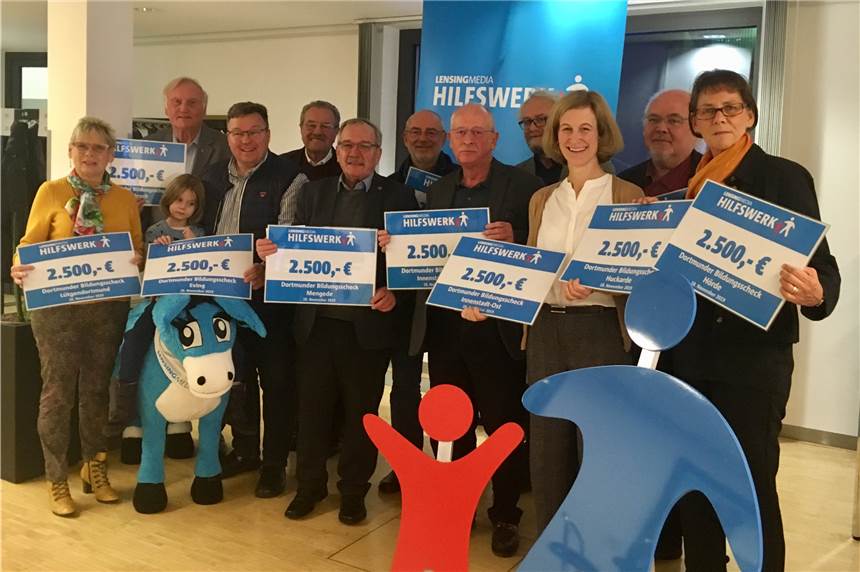 Bildungsscheck macht Wünsche wahr: Das sind die Gewinner 2019 Johanna Lensing-Wolff (2.v.r.), Gründerin und Geschäftsführerin des Lensing Media Hilfswerks , überreichte die Bildungsschecks an Bürgermeisterin Birgit Jörder (r.) und die Bezirksbürgermeister beziehungsweise ihre Vertreter.
