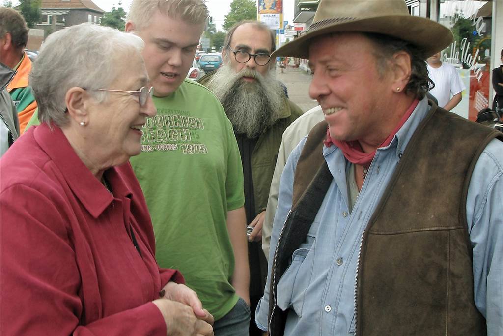 Johanna Lore Gartenhaus und Künstler Gunter Demnig bei der Verlegung des ersten Stolpersteins in Selm im Jahr 2007.