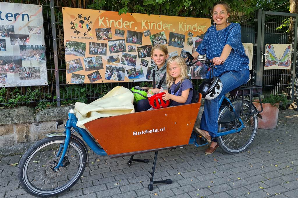 Der Lastenfahrrad-Trend: Über Fahreigenschaften, Fans und Fördergelder Johanna Luther transportiert täglich ihre Töchter mit dem Bakfiets zu Kita und Schule.