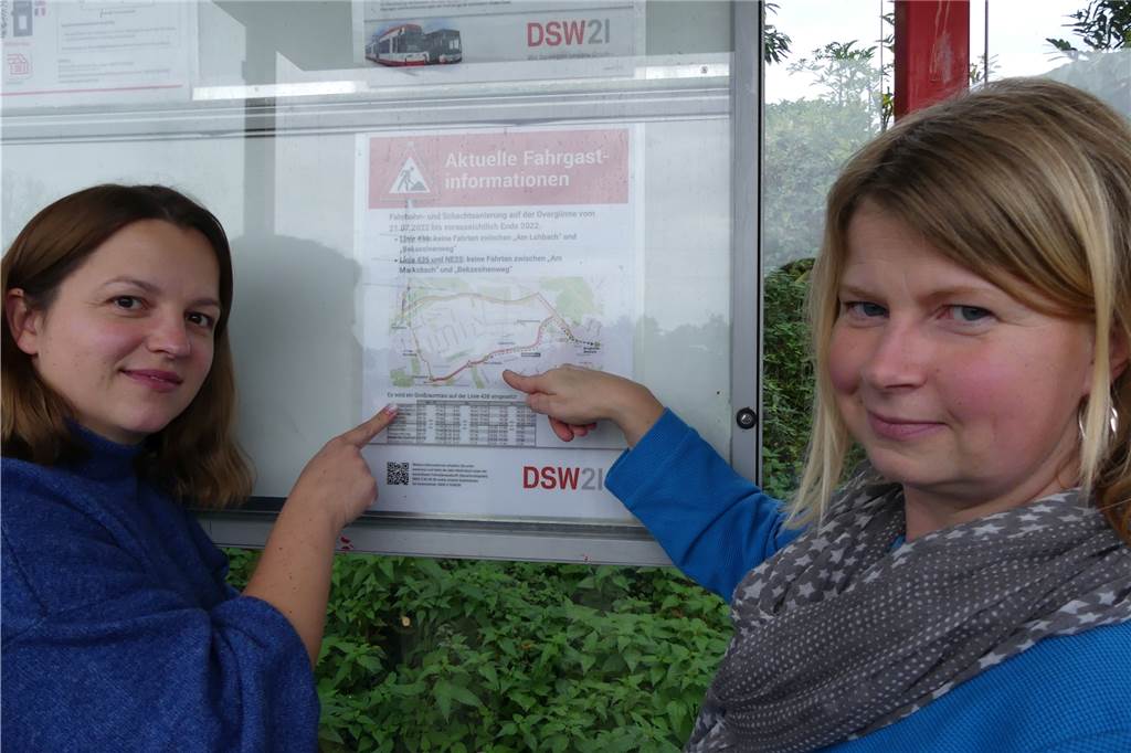 Baustelle Overgünne: Ersatzverkehr fährt - aber nicht für Schulkinder Johanna Musiol (l.) und Doris Lange fragen sich, warum die DSW21 das Sammeltaxi nicht eine Stunde früher eingesetzt werden kann. "Wir zahlen das Schokoticket", sagen die Mütter.