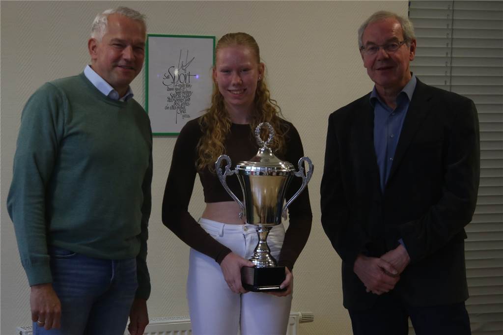 Johanna Rump ist Leichtathletin des Jahres des SuS Olfen Johanna Rump erhielt die Auszeichnung "Leichtathletin des Jahres" beim SuS Olfen. Geehrt wurde sie von Bernhard Bußmann (r.) und Olfens Bürgermeister Wilhelm Sendermann.