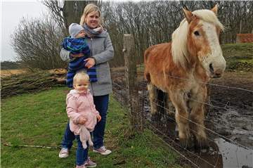 Johanna Schneiders (32) und ihre Kinder Lotta (2) und Ben (7 Monate) leben sehr gerne in Holsterhausen-Dorf, vor allem wegen der Nähe zur Natur.