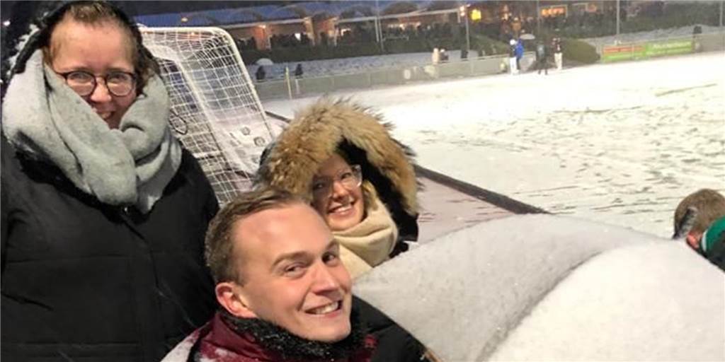 „Ich fiebere selbst total mit“ – Livestream-Kommentatoren sind bereit fürs Derby Johanna Wiening (l.) und Matthias Kerk (vorne) kommentieren das Derby live.