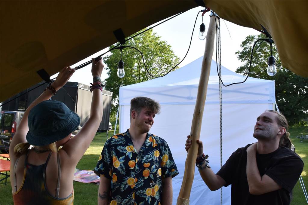 Johanna Wüpping, Justin Holtheuer und Darius Sonneberg befestigen Kabel.