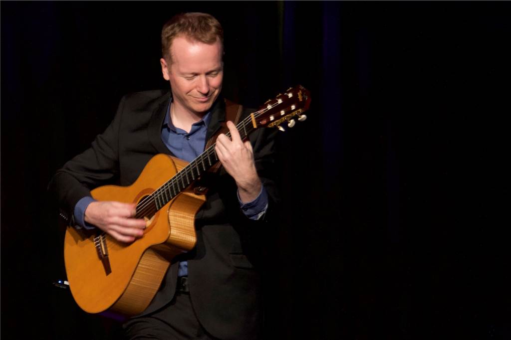 Wildes Holz: „Grobe Schnitzer“ begeistern im Hansa-Theater Johannes Behr spielt erst seit April dieses Jahres bei Wildes Holz. Er überzeugt mit virtuosem Gitarrenspiel und vielen Jazz-Elementen.