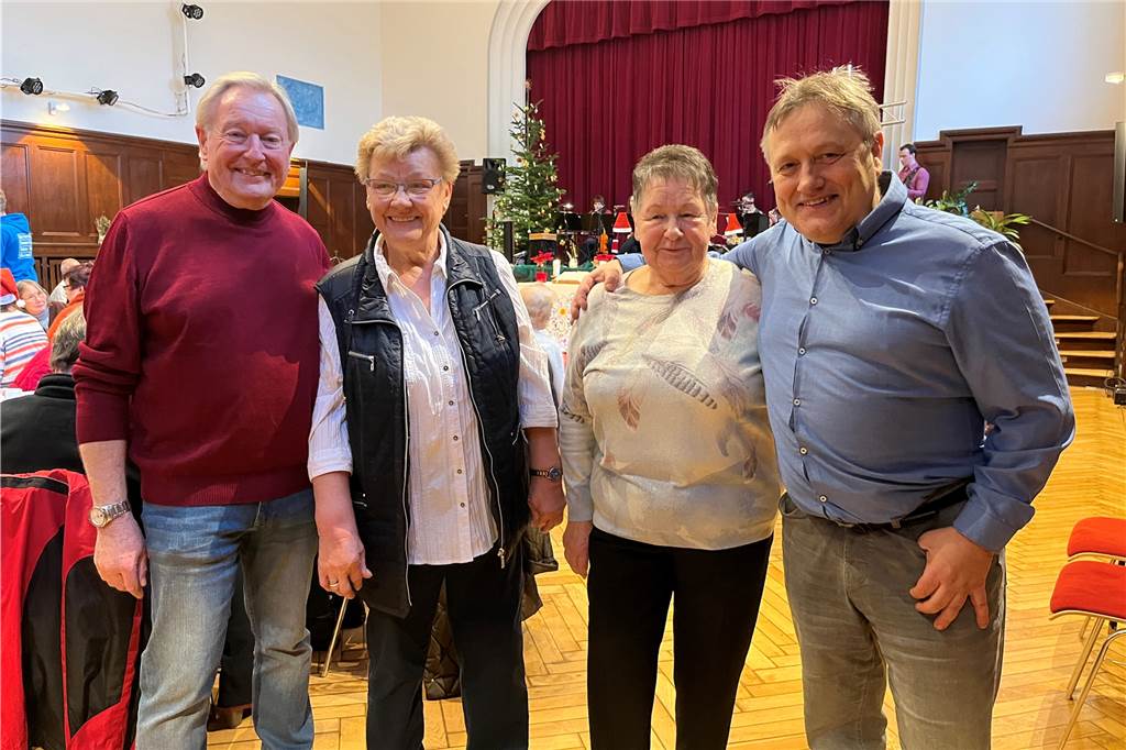 Johannes Beisenherz (v.l.), Annegret Söding, Ute Pfahlburger und Christoph Grabowski bei der Weihnachtsfeier im Wichernhaus in Castrop-Rauxel 2022. 