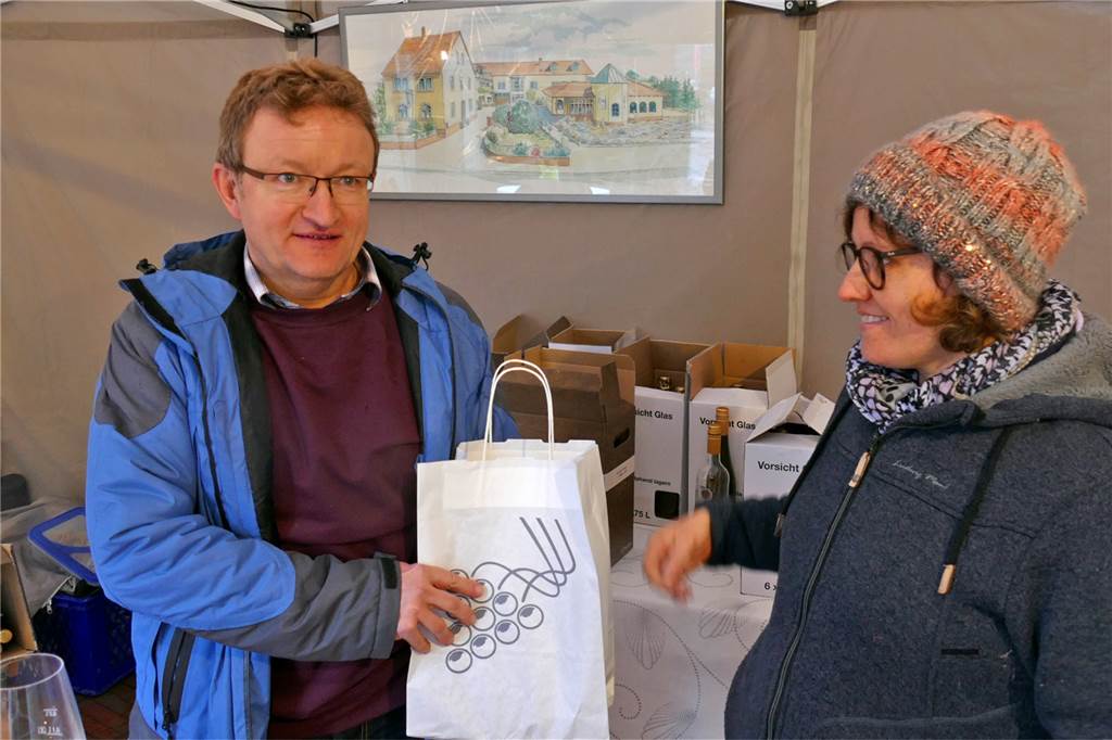Verkaufsoffener Sonntag: Stadtlohn blüht auch im Regen Johannes Bölker und Weinhändlerin Yvonne Enk