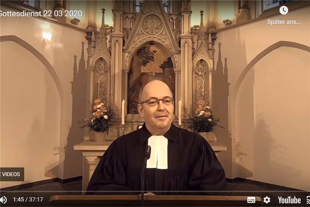 Advent, Weihnachten und Corona: Die Pläne der Kirchen in Castrop-Rauxel Johannes Ditthardt spricht vor leeren Kirchenbänken in der Lutherkirche, aber 400 Menschen schauten ihm dabei im Internet zu: Er ist einer der „Fernsehpfarrer“ in Castrop-Rauxel.
