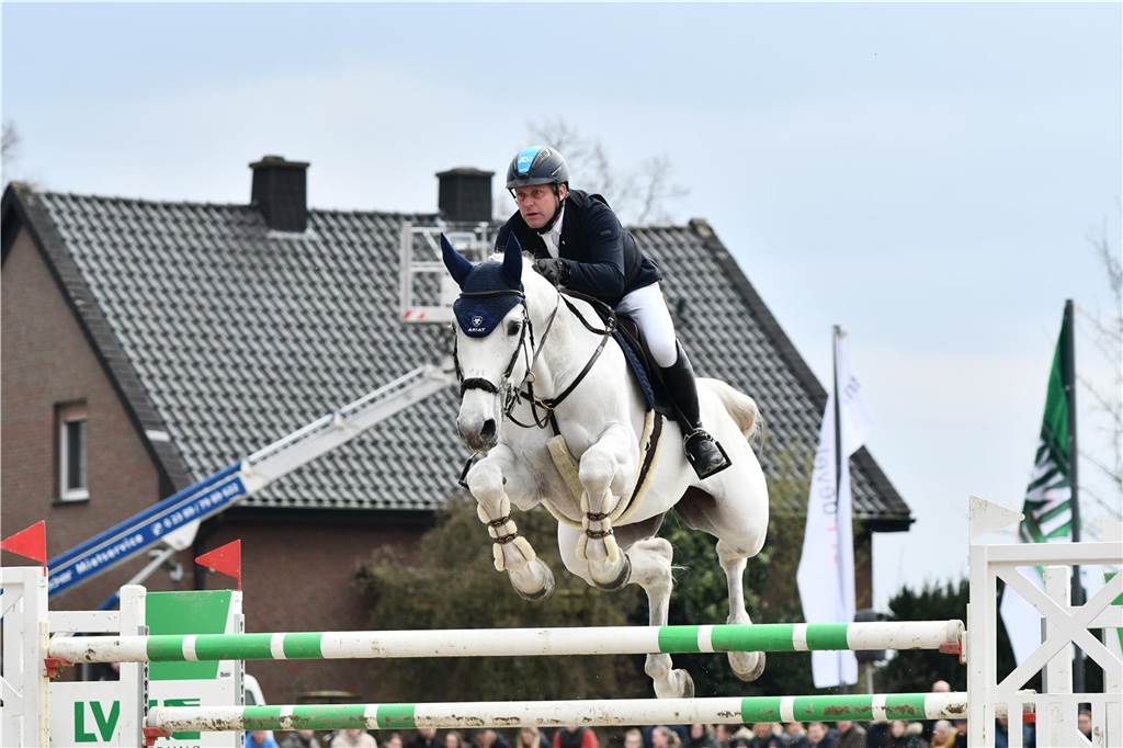 Johannes Ehning und Classic Donna waren im S***-Springen am Samstag noch siegrich. Im Folgetag lief es nicht gut für die beiden: 16 Fehlerpunkte gab es.