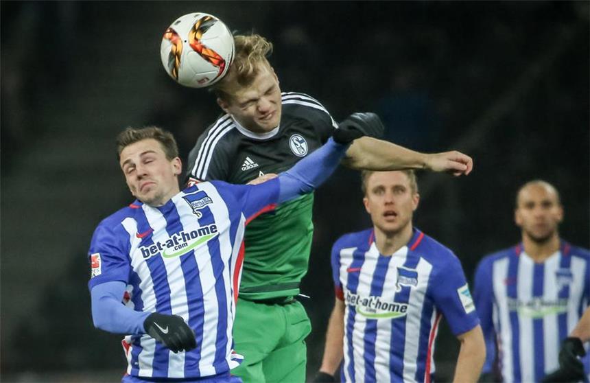 Schalke verliert Rang drei aus den Augen Johannes Geis (hinten) gewinnt das Luftduell gegen Vladimir Darida - aber Schalke unterlag in Berlin mit 0:2.