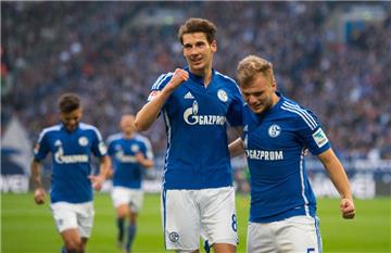 Johannes Geis (r.) bejubelt seinen Treffer zum 2:0 gemeinsam mit Leon Goretzka.
