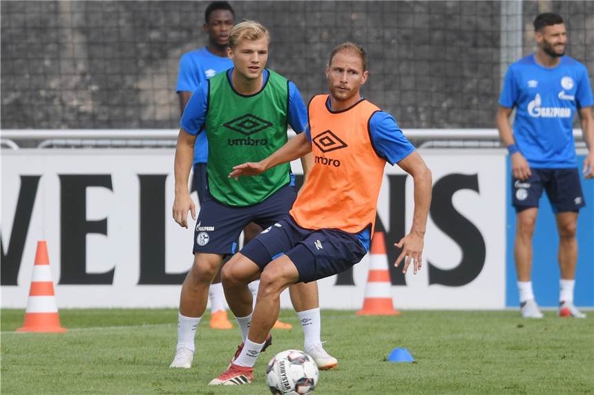 Höwedes und Geis spielen weiter keine Rolle - ein schwieriges Thema für alle Beteiligten Johannes Geis und Benedikt Höwedes trainieren derzeit zwar mit der Mannschaft. Eine Perspektive scheinen sie auf Schalke aber nicht zu haben.
