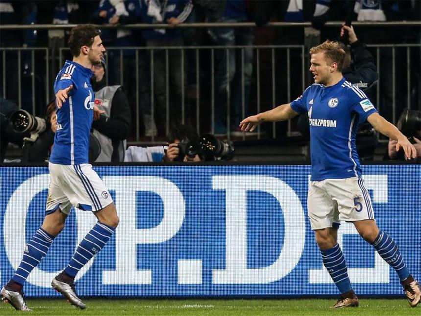 Schalkes erster Liga-Sieg seit sieben Wochen Johannes Geis und Leon Goretzka (l.) jubeln nach dem Tor zur 1:0-Führung im Spiel gegen Hannover 96.