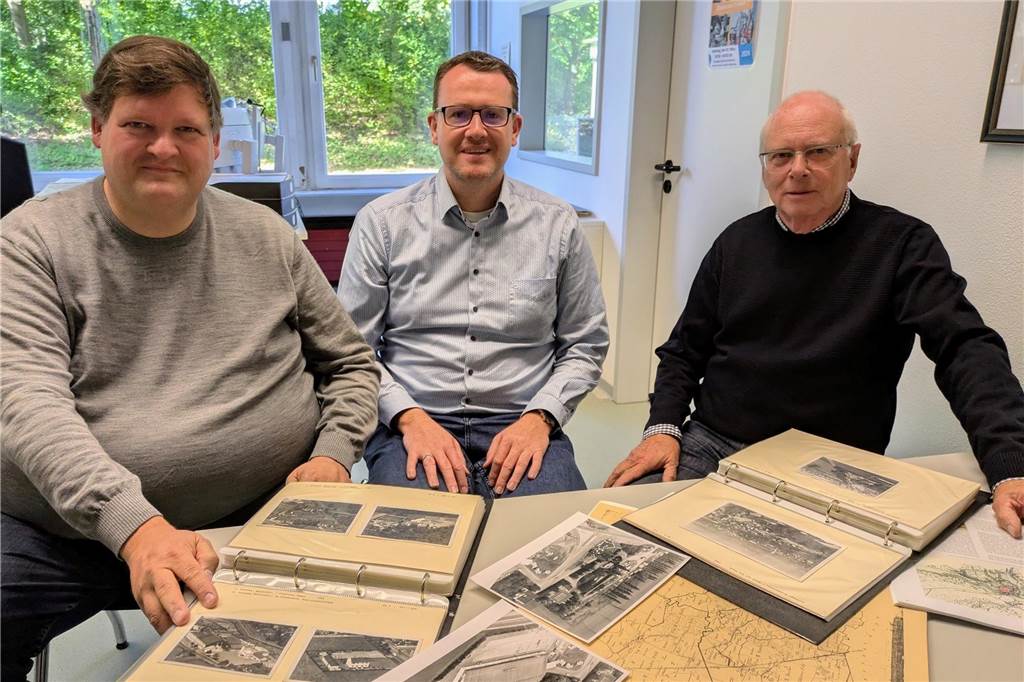 Historie des Wohnquartiers Stadtsfeld soll aufgearbeitet werden Johannes Götte, Martin Köcher und Gerhard Jendzrey mit Aktenordnern
