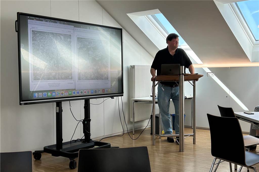 Neue Broschüre zeigt das Stadtsfeld aus neuen Perspektiven Johannes Götte präsentierte an einem großen Bildschirm mehrere alte Fotos und Karten des Stadtsfeldes.