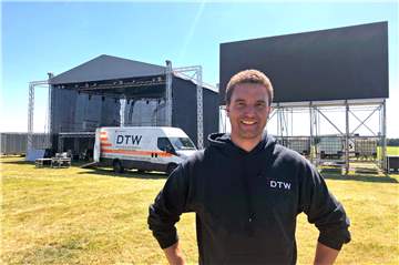 Johannes Gülker und sein Team haben in den vergangenen Tagen eine große Bühne und Leinwand auf der Schützenfestwiese aufgestellt.
