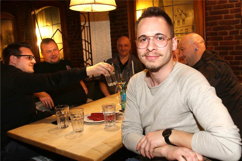 Coronavirus und die Folgen: Werner Wirte sprechen von einer „Vollkatastrophe“ Johannes Herdtle nimmt trotz der Ansteckungsgefahr wie bisher am öffentlichen Leben teil. Am Freitag traf er sich mit seinen Freunden bei Fränzers.